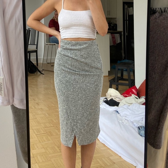 **SOLD** Super cute grey pencil skirt - Picture 2 of 5